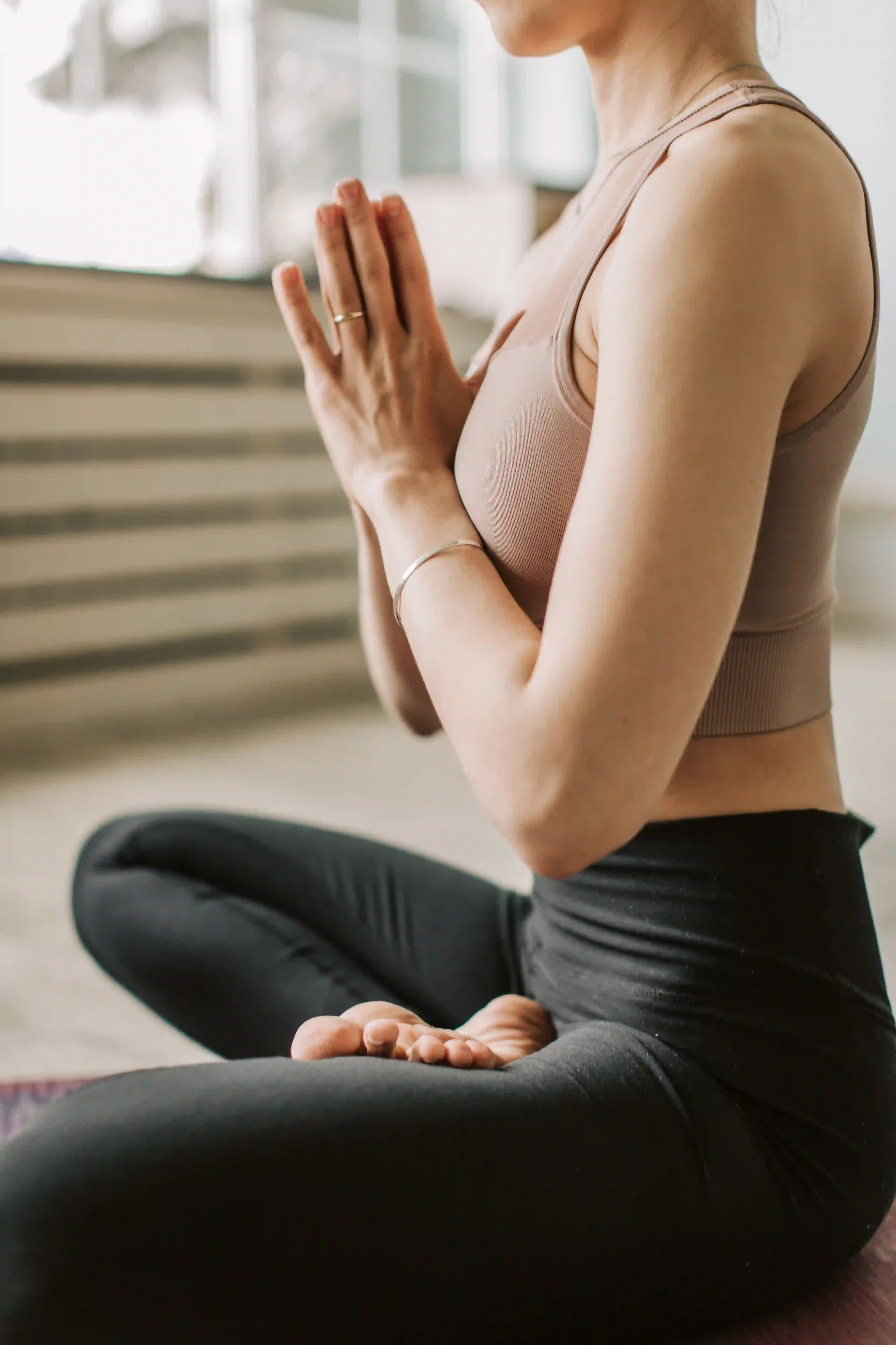 Frau in Meditation — Stressregulation bei Brain Fog in der Perimenopause