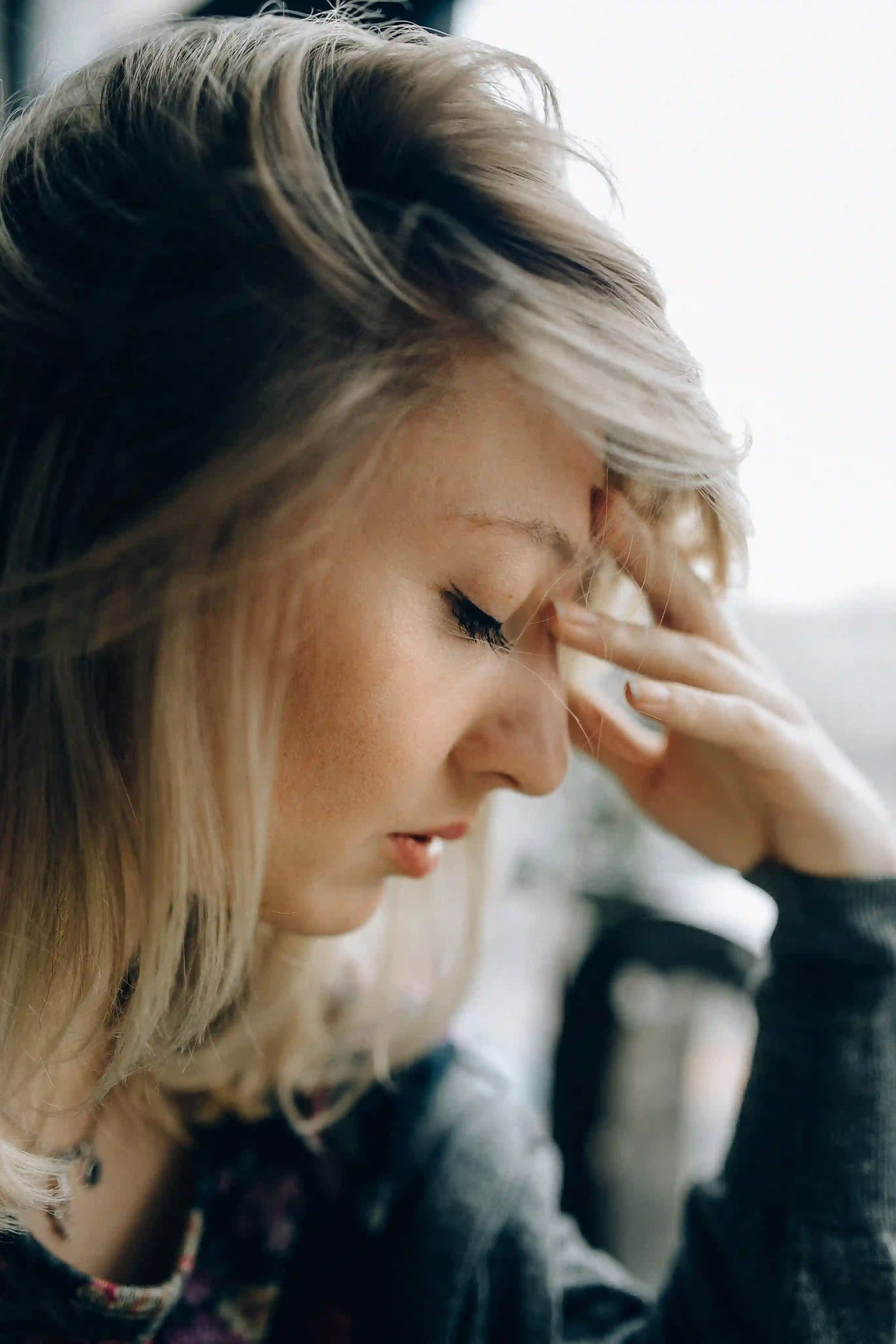 Frau mit Konzentrationsproblemen — Brain Fog in der Perimenopause