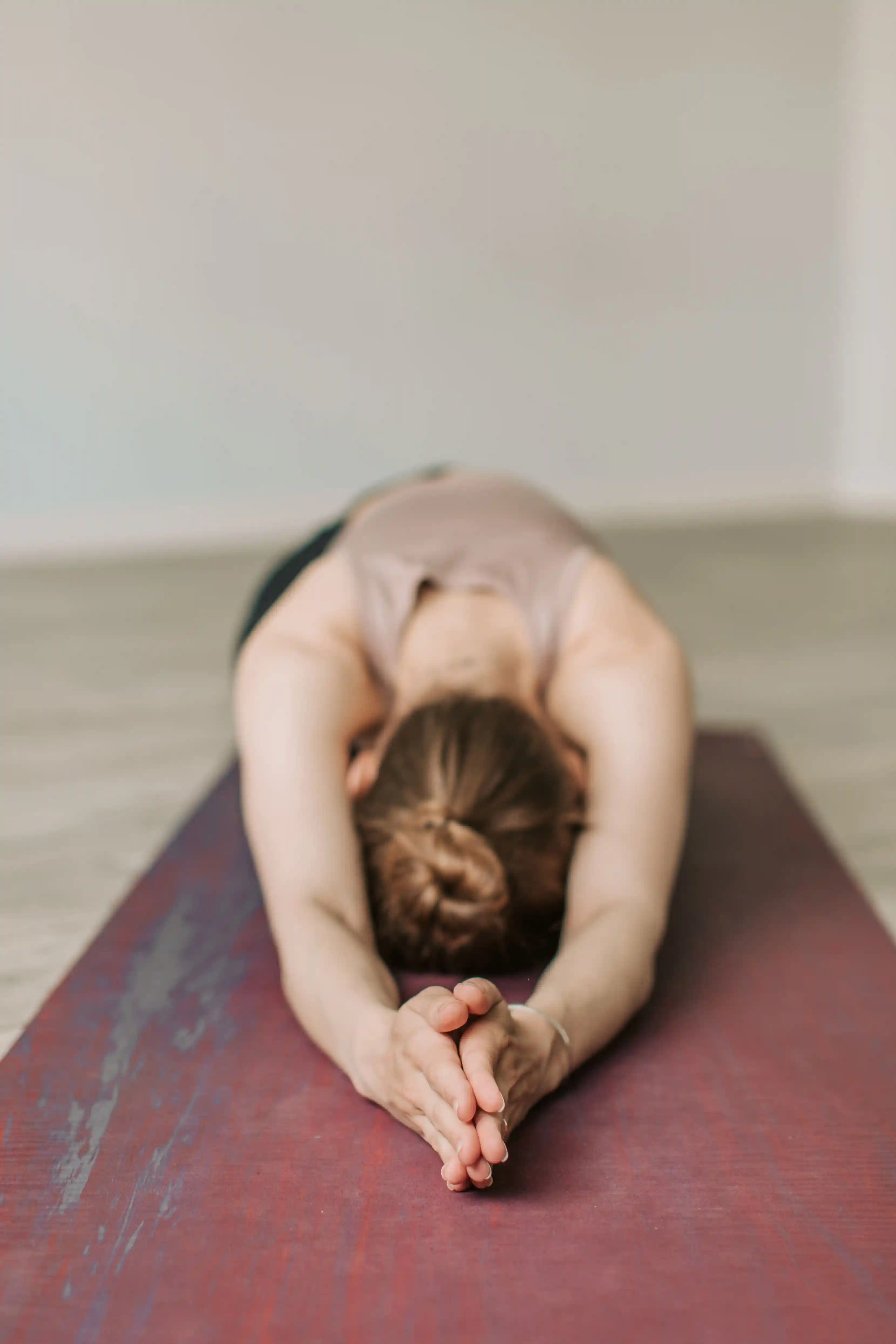 Frau bei entspannter Dehnübung — Stressregulation bei Cortisol und Perimenopause