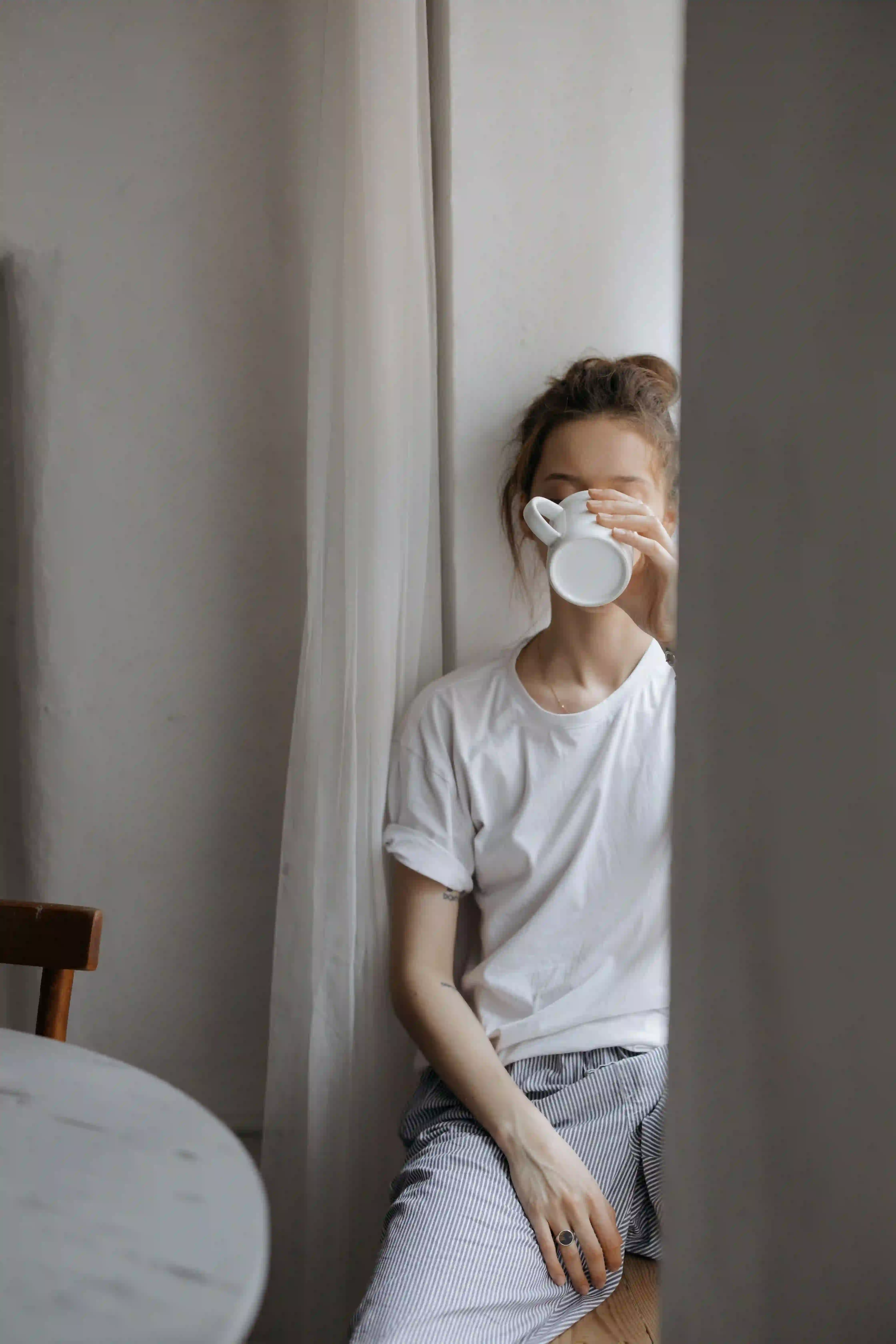 Erschöpfte Frau mit Kaffee — Ferritin und Eisenmangel bei Frauen