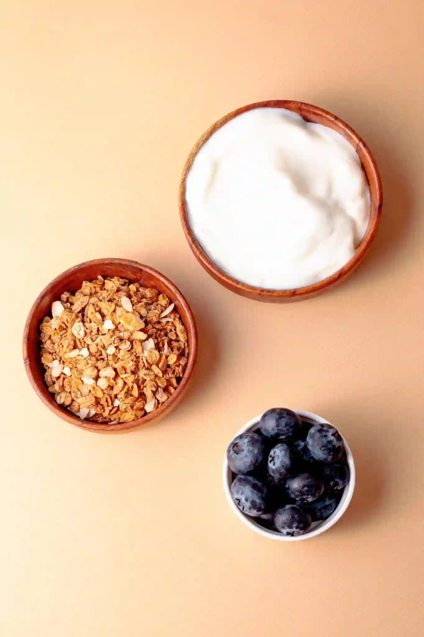 Granola, Joghurt und Blaubeeren — Ernährung für hormonelle Balance