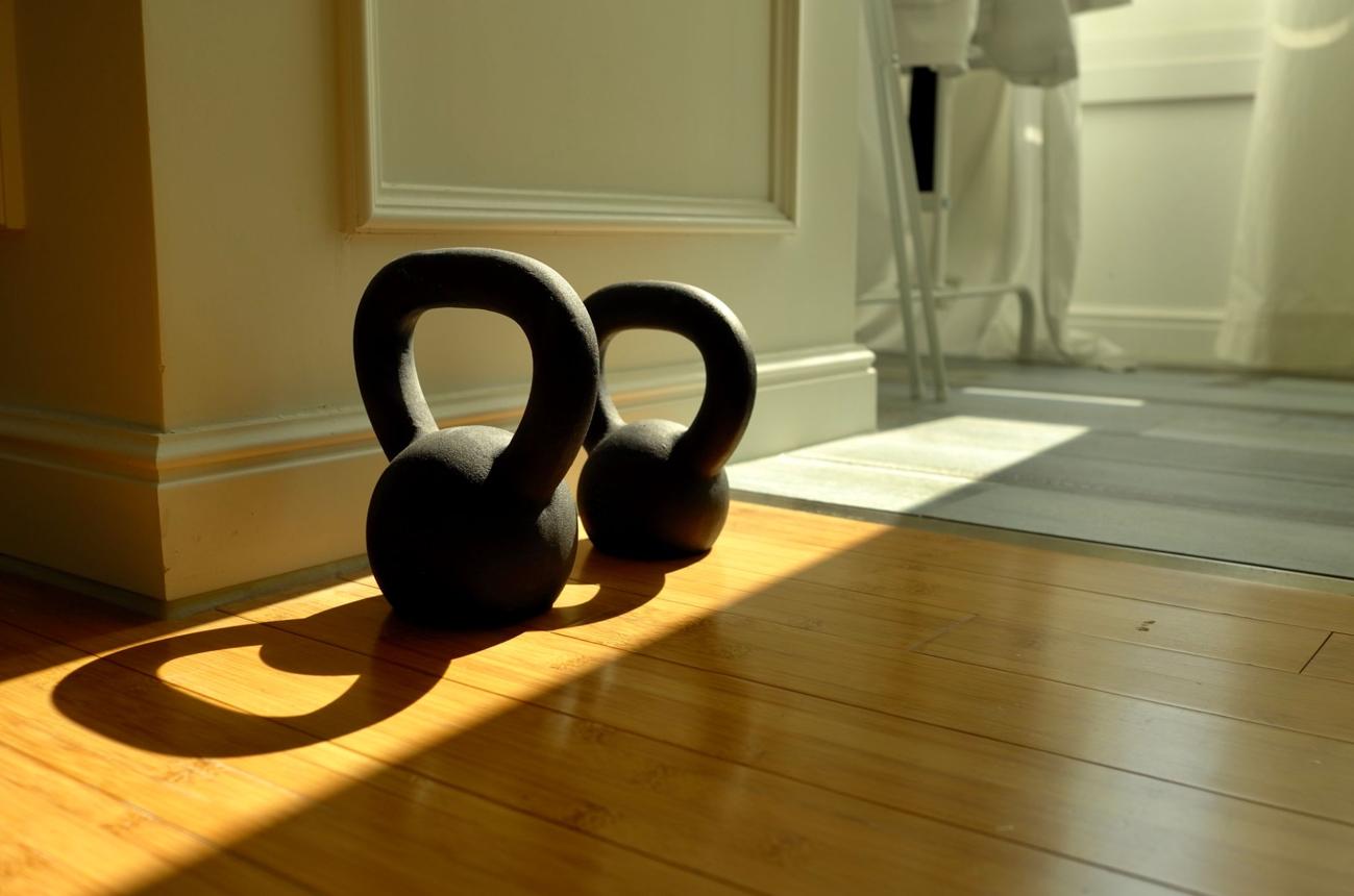 Krafttraining zu Hause für Frauen ab 40 — minimales Home-Gym