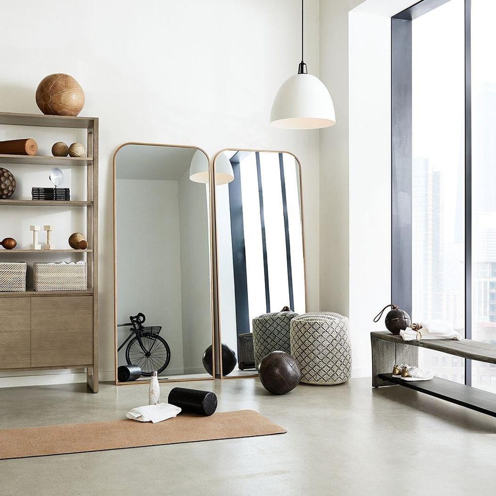 Minimales Home-Gym für Krafttraining Frauen ab 40 — Spiegel, Trainingsmatte, Fitnessgeräte