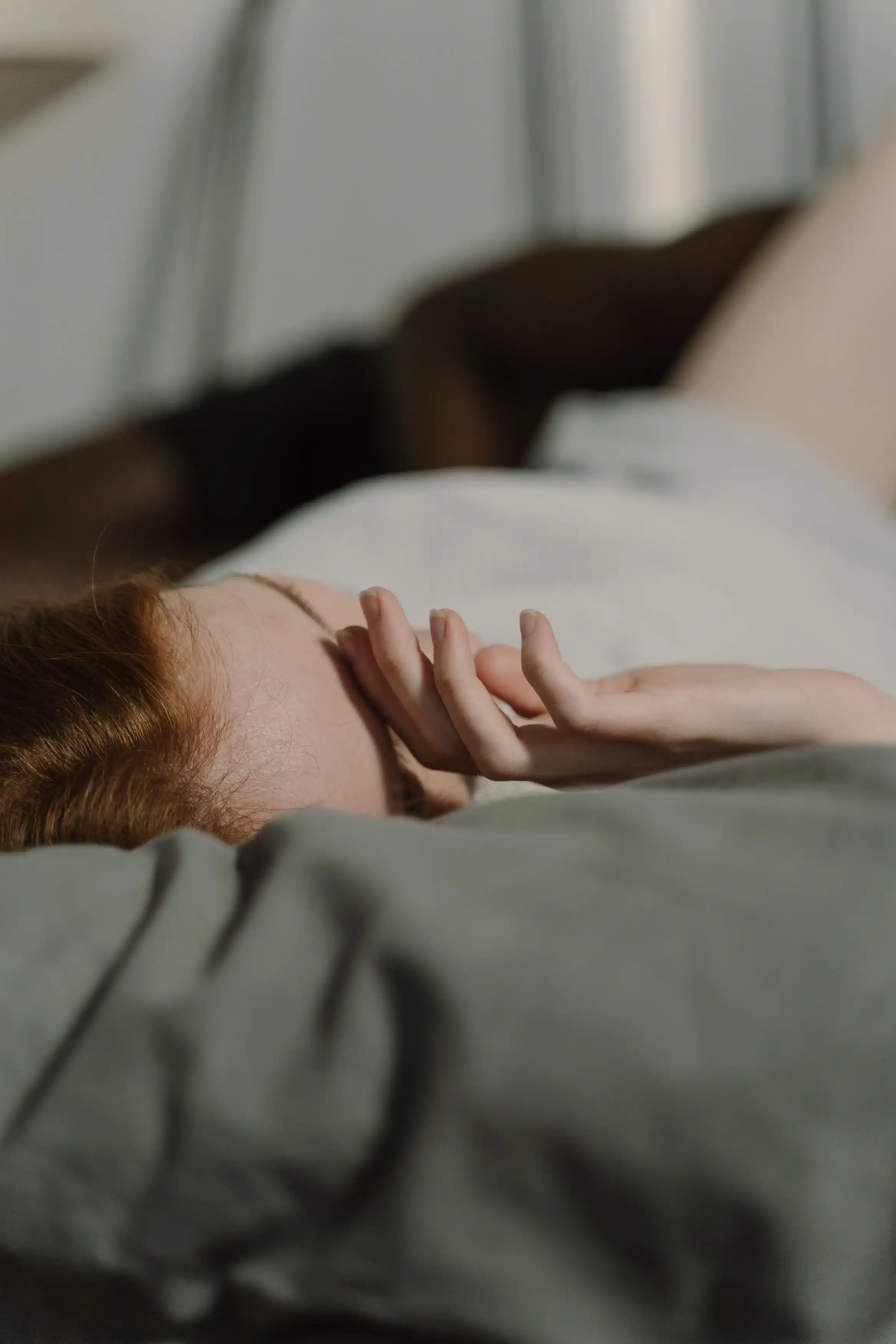 Frau entspannt im Bett — hormonelle Balance zwischen Progesteron und Östrogen