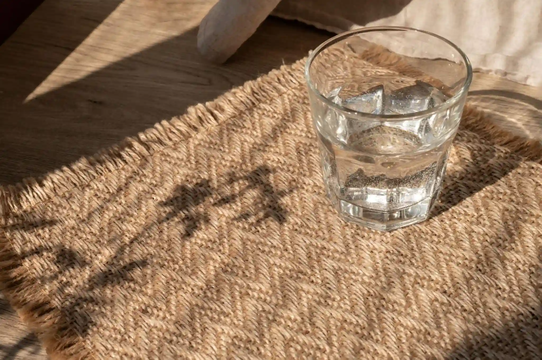 Wasserglas im Sonnenlicht — Ruhe und Regeneration
